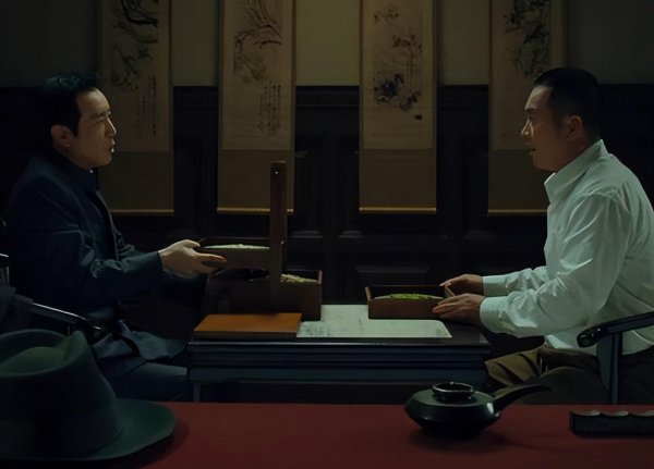 笑赢配资 条件不符别尬演“美人计”，32岁隆妮告诉你，啥是教科书式撩汉